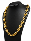 Imagen digital ilustrativa de cadena estilo Gucci Puff Link, no fotografía de la pieza real